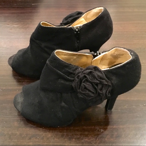 Massimo Black Women’s Heel with Black Flower - Picture 2 of 6